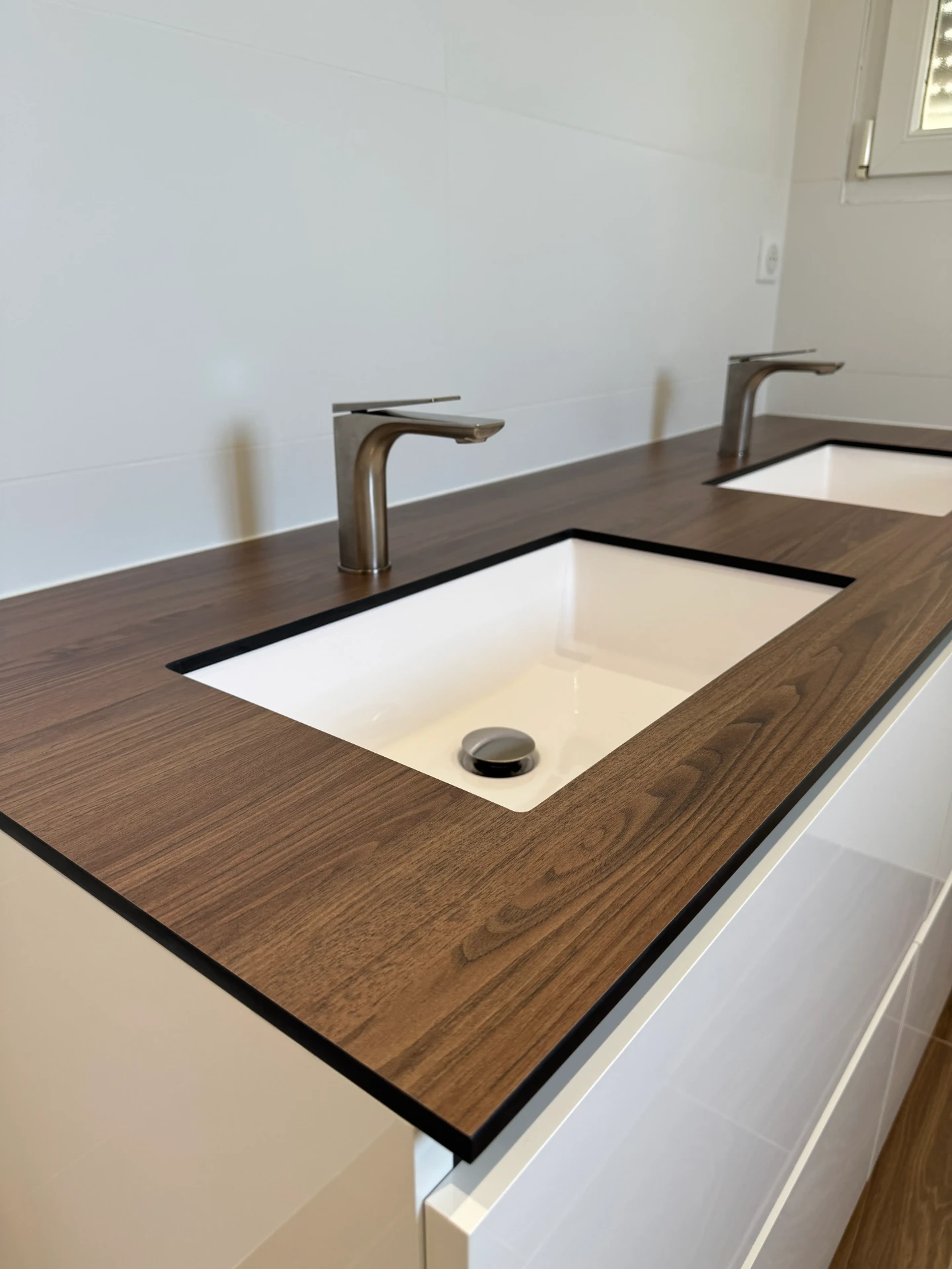 Meuble vasque double sur mesure avec plateau en bois