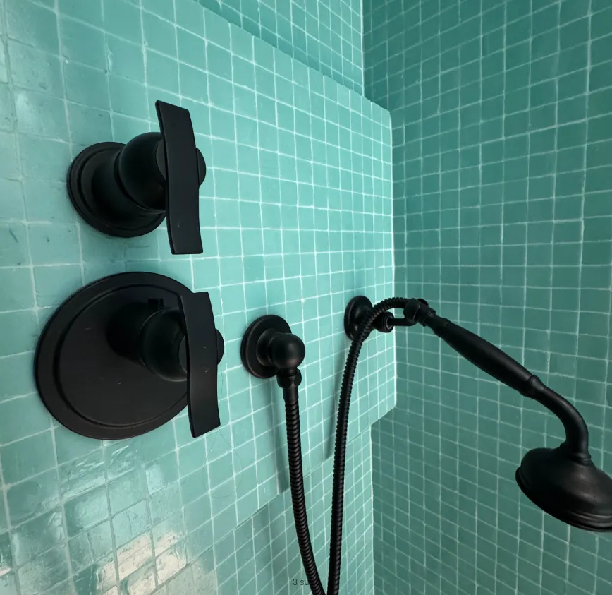 Douche en mosaïque verte avec robinetterie noire